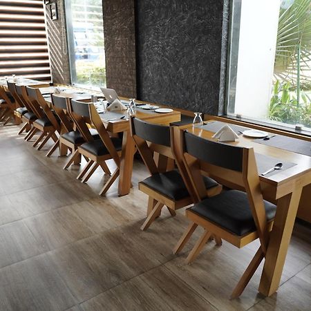Kent Baywatch Suites Kochi Екстериор снимка