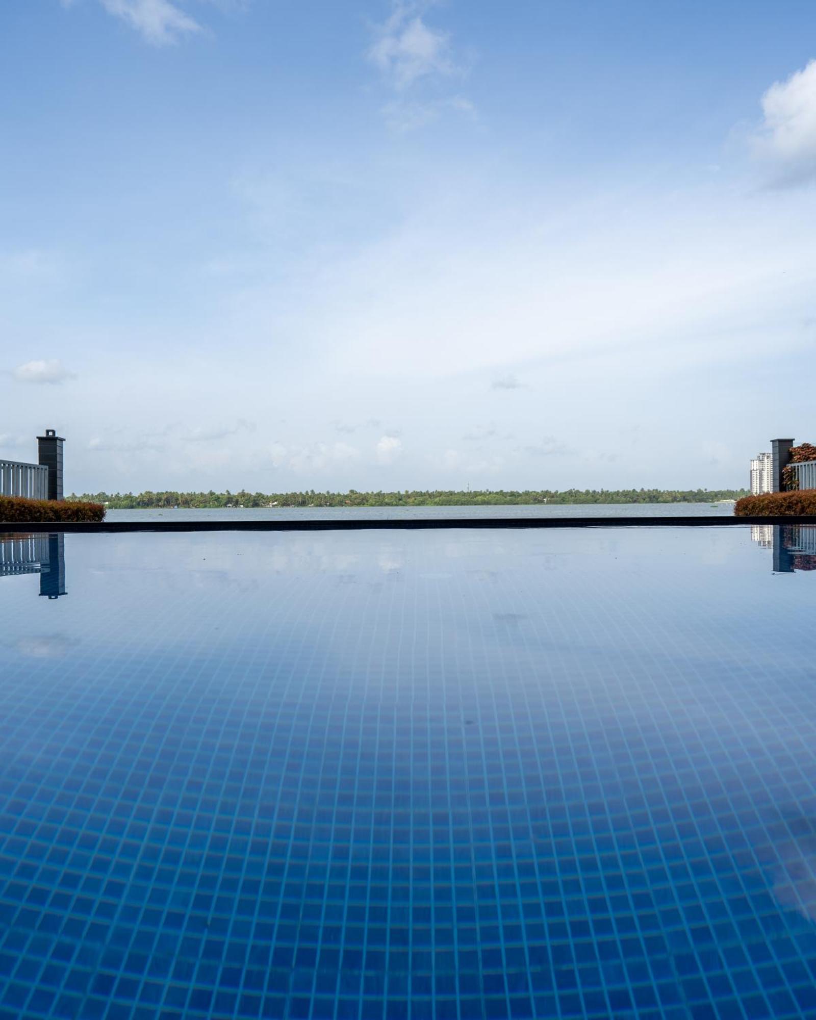 Kent Baywatch Suites Kochi Екстериор снимка