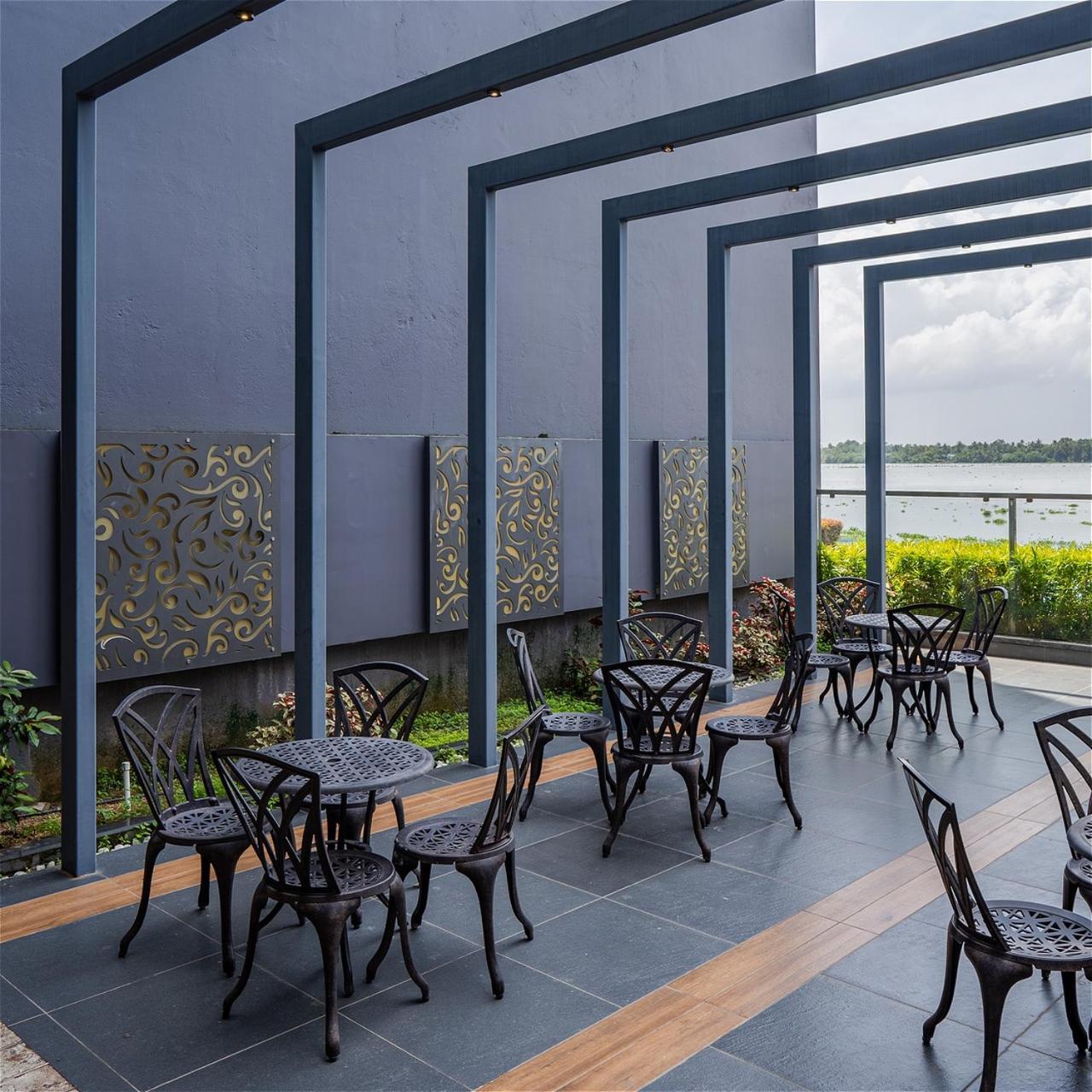 Kent Baywatch Suites Kochi Екстериор снимка