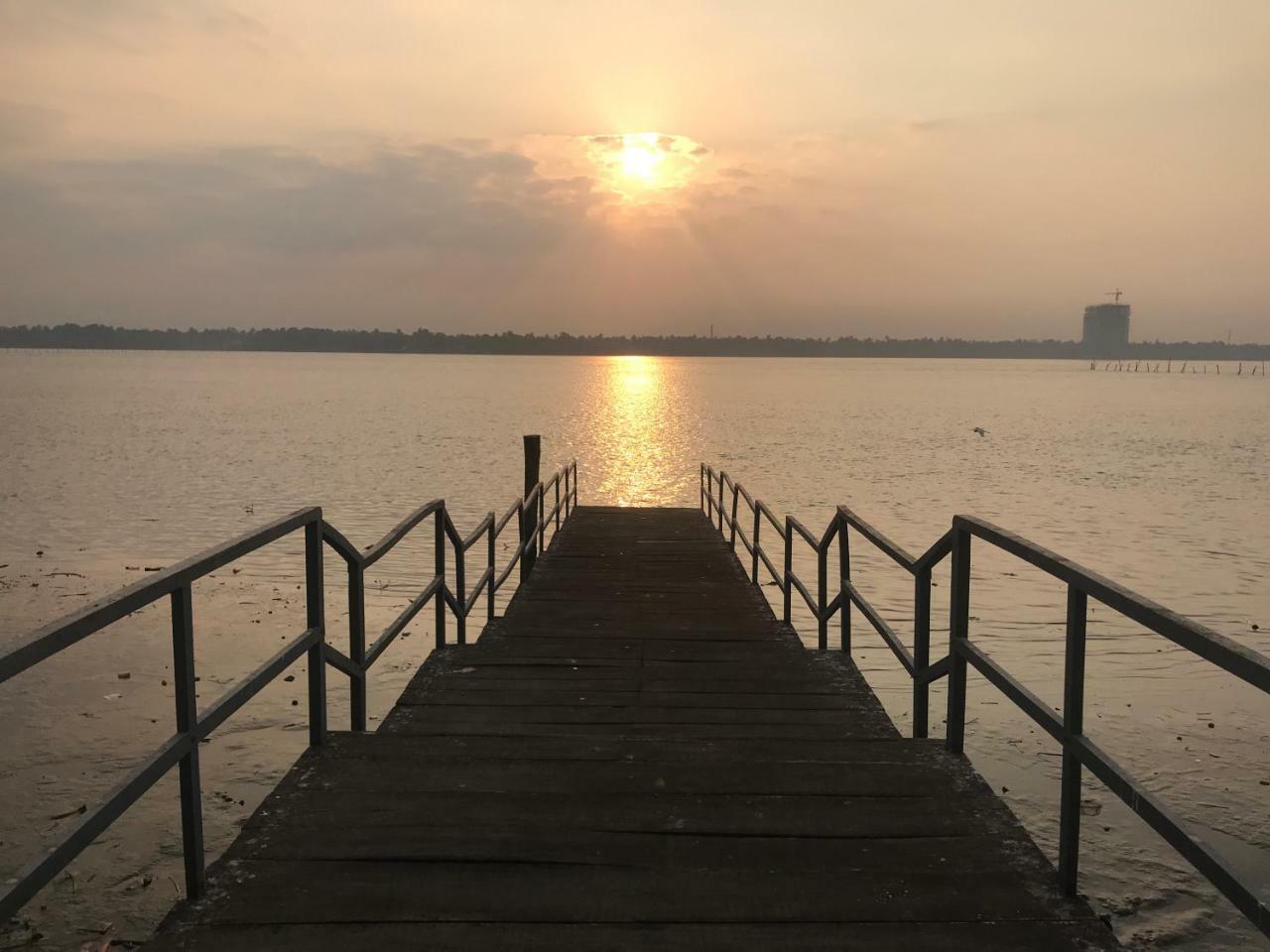 Kent Baywatch Suites Kochi Екстериор снимка